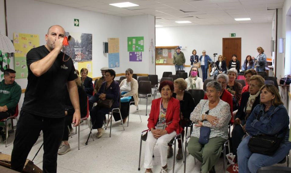 Los usuarios del Servicio de Mayores de Cáritas disfrutan de ‘El Charlatán’