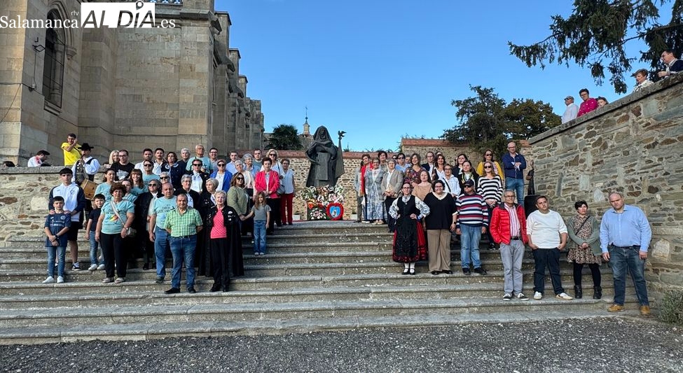La sociedad albense rinde homenaje a Santa Teresa en la ofrenda floral