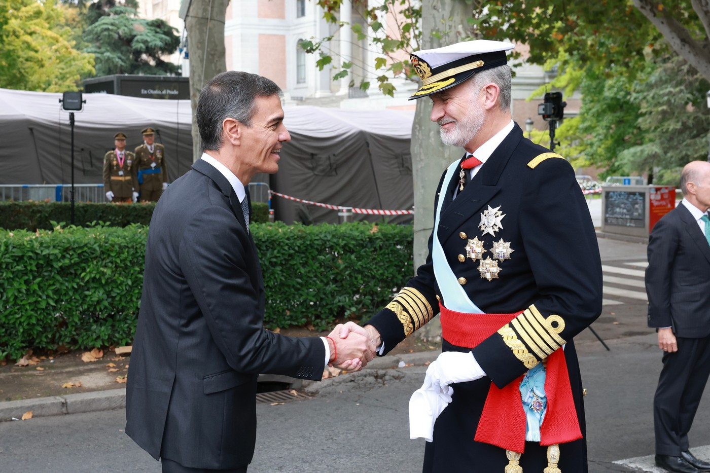 Pedro Sánchez, recibido entre pitos y abucheos en el desfile de la Fiesta Nacional