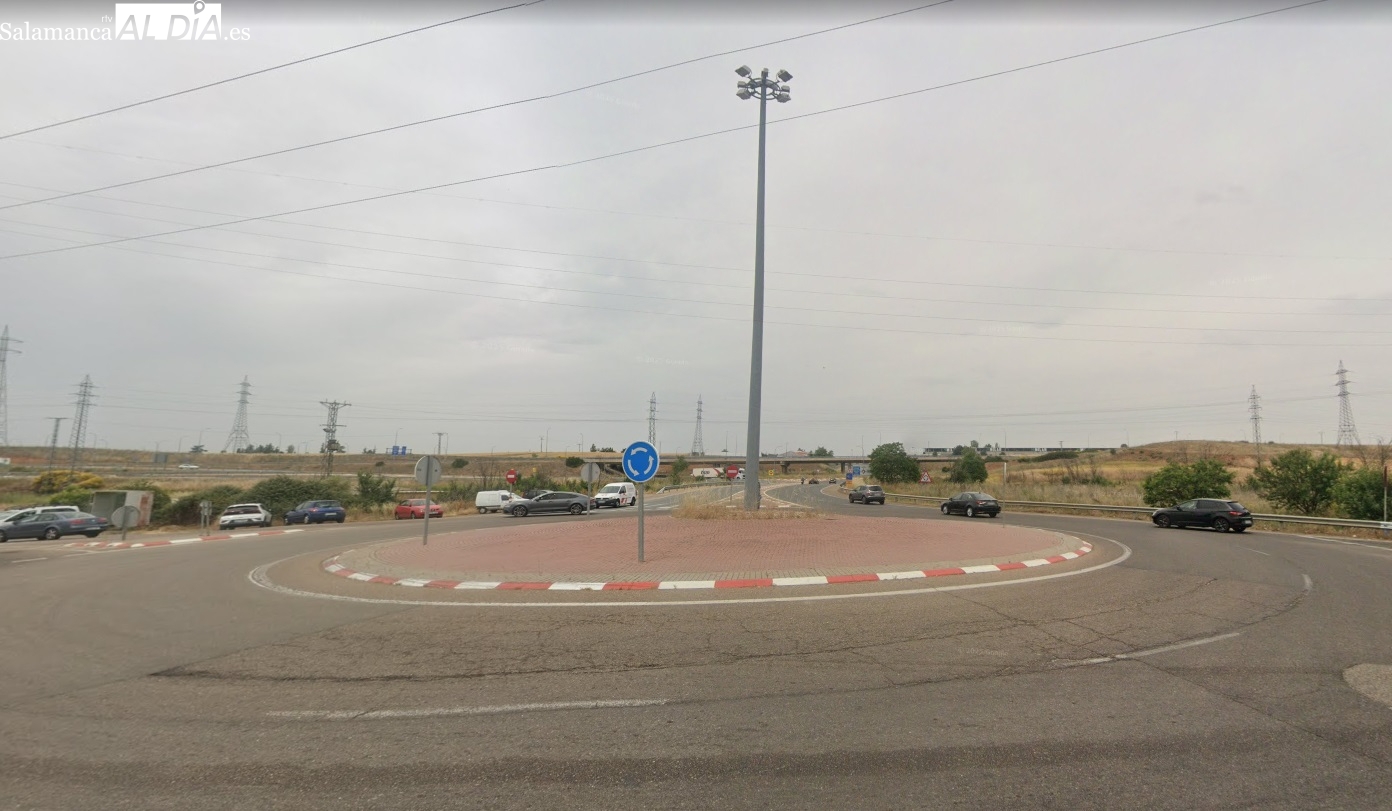 Un joven resulta herido en otra colisión en la rotonda del Helmántico