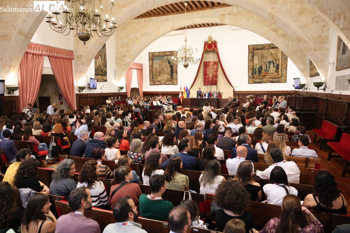 FOTOS | El Paraninfo acoge el reencuentro de los antiguos alumnos de la USAL 20 y 25 años después
