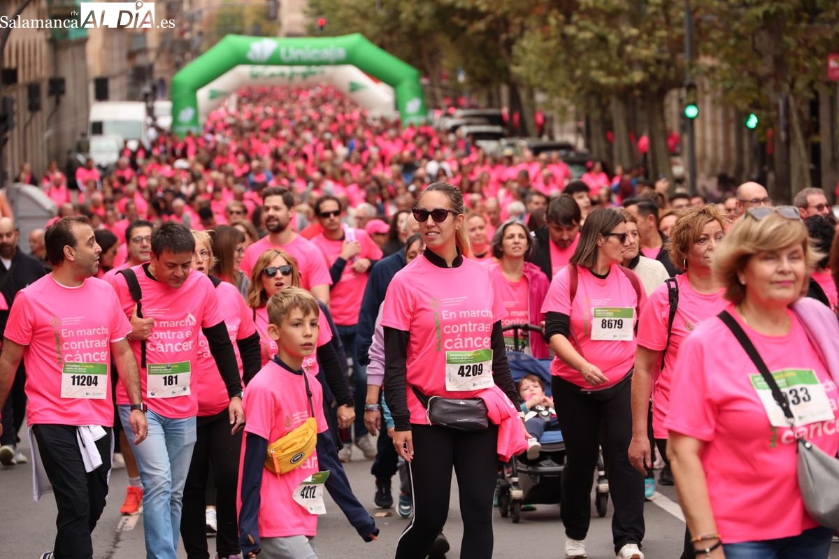 VÍDEO Y FOTOS | Salamanca se vuelca en una masiva marea rosa para visibilizar la lucha contra el cáncer