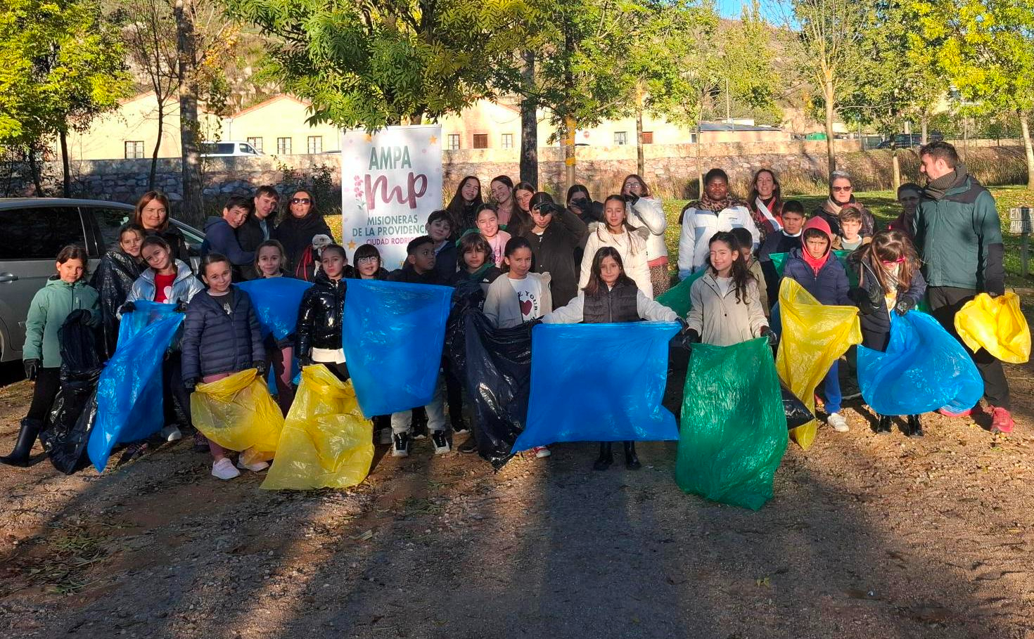 El Parador suma al Grupo Antorcha y a la AMPA de Misioneras a su nueva recogida de basuraleza