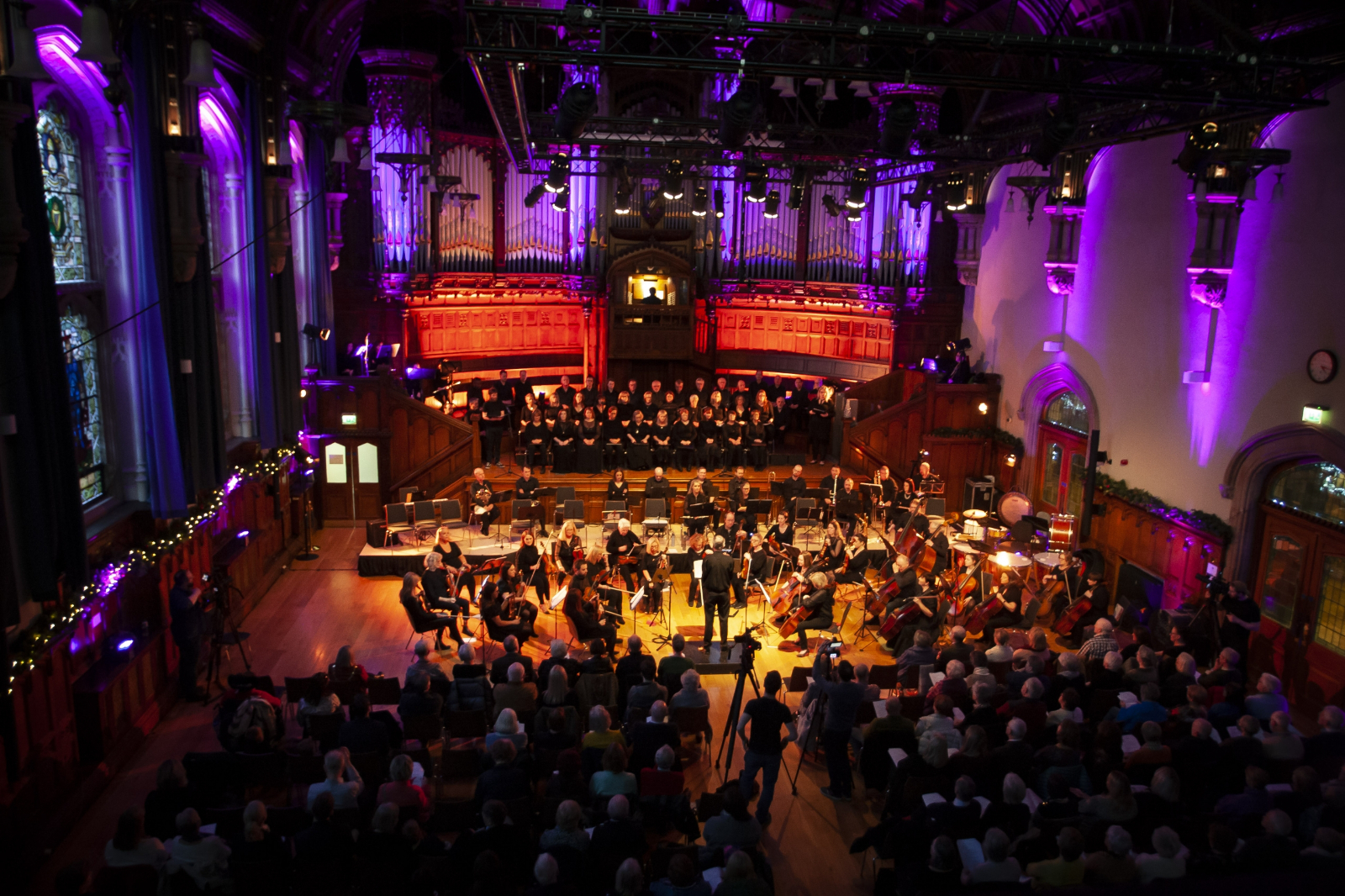 El coro de médicos Irish Doctors Choir actúa en la Catedral Vieja a beneficio de Médicos Sin Fronteras
