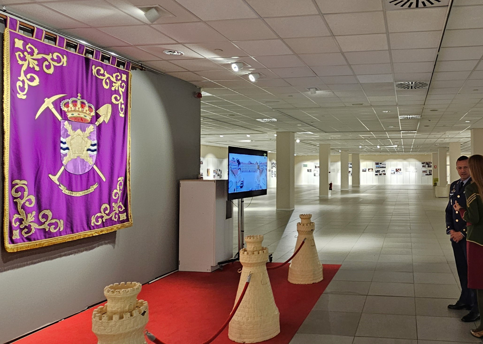 Visita  oficial del Subdelegado de Defensa en Salamanca, el coronel José Gallo Rosales al Centro Comercial El Tormes 