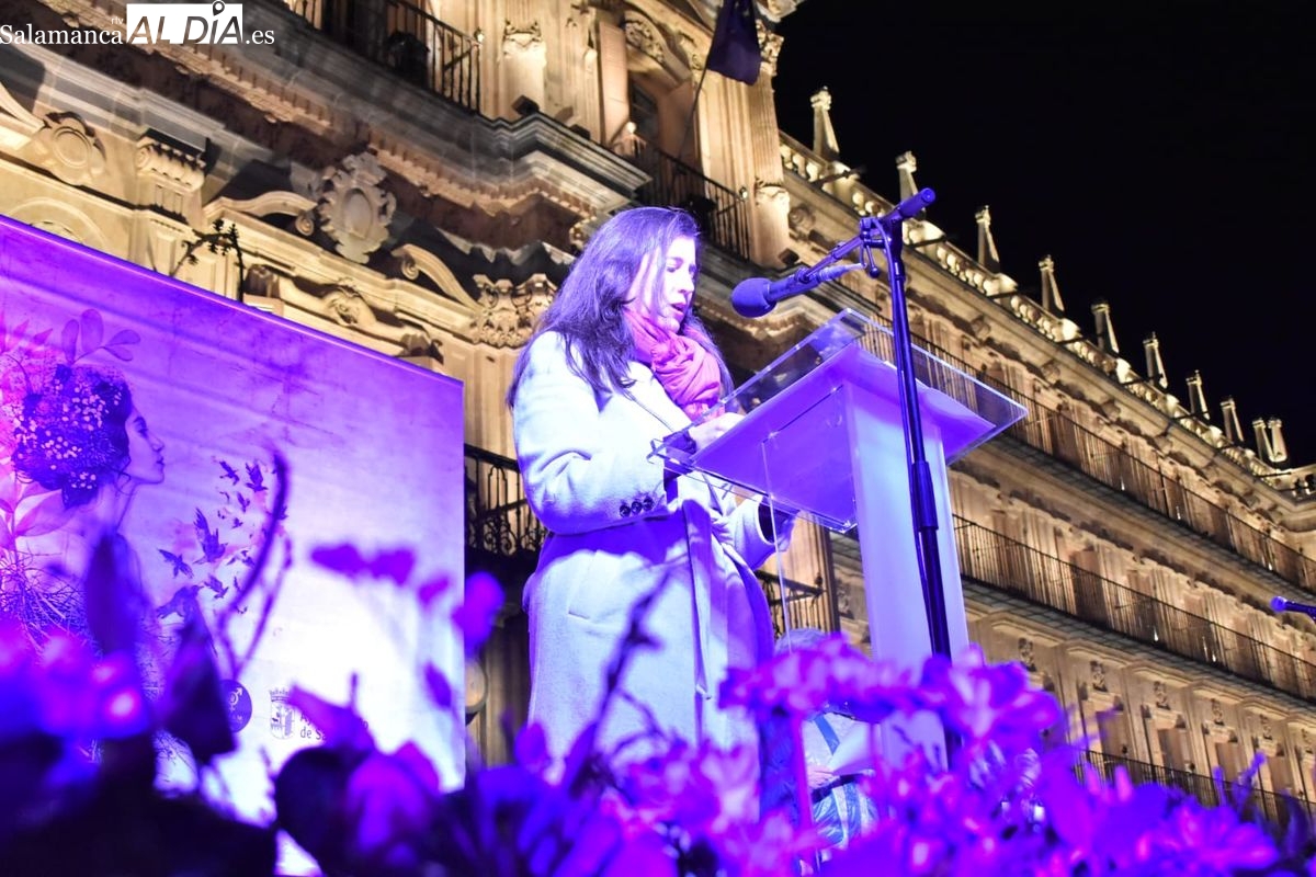 VÍDEO Y FOTOS | Asociaciones y universitarios unen sus voces en la Plaza Mayor de Salamanca contra la violencia de género
