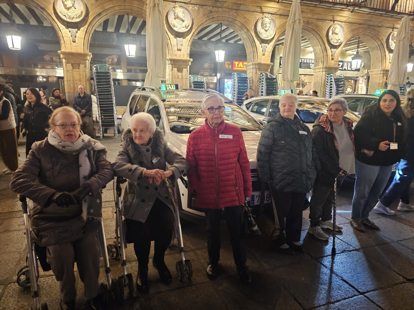 Vuelve la magia a Salamanca: Los mayores de las residencias disfrutan de las luces de Navidad en el centro de la ciudad 