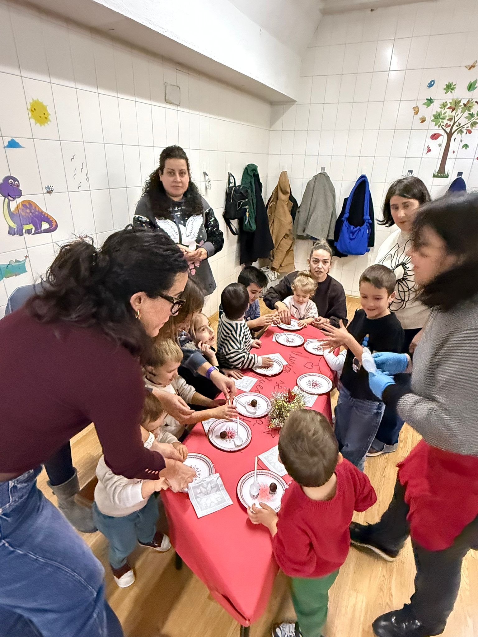El Colegio Santísima Trinidad celebra un taller de dulces para familias con niños de 1 a 3 años