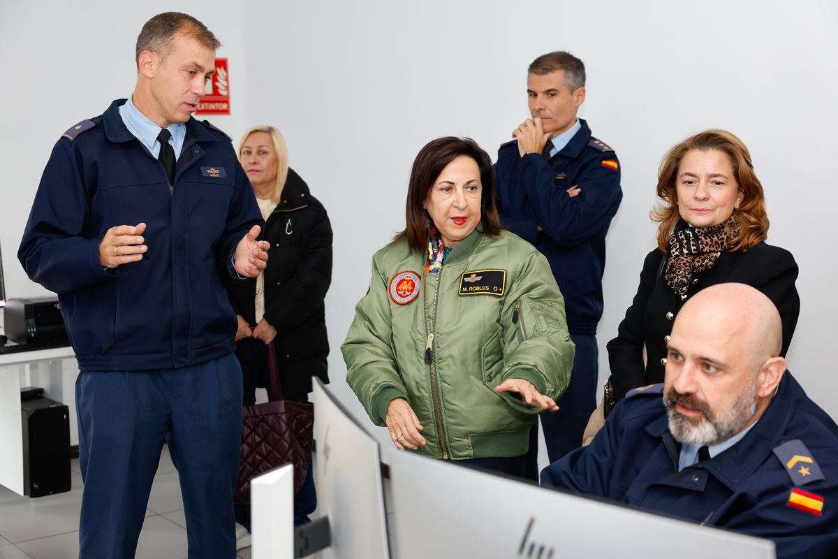 FOTOS | La ministra de Defensa, Margarita Robles, visita el Grupo de Escuelas de Matacán