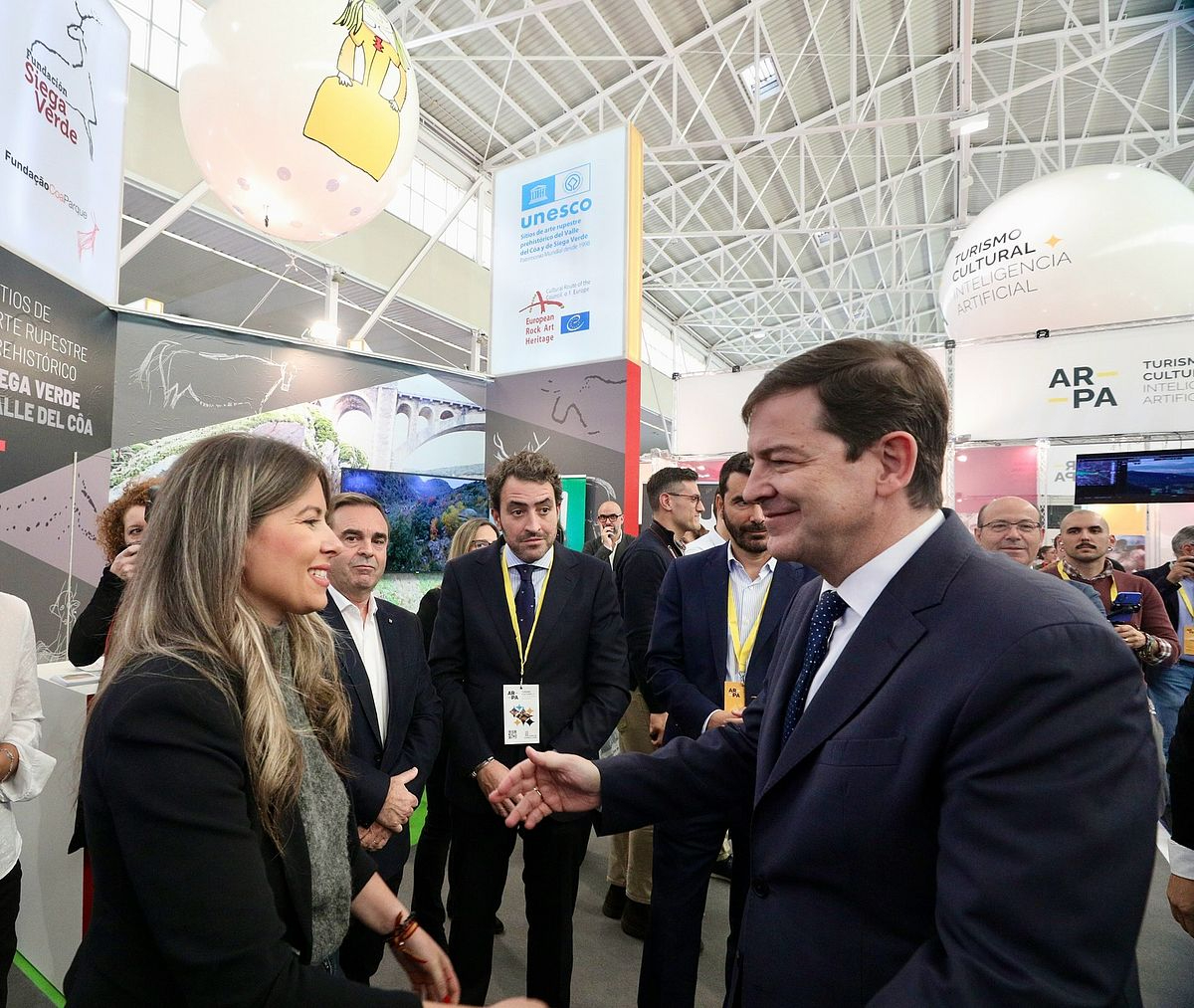 El presidente de la Junta de Castilla y León visita el stand de Siega Verde en la feria AR-PA de INTUR