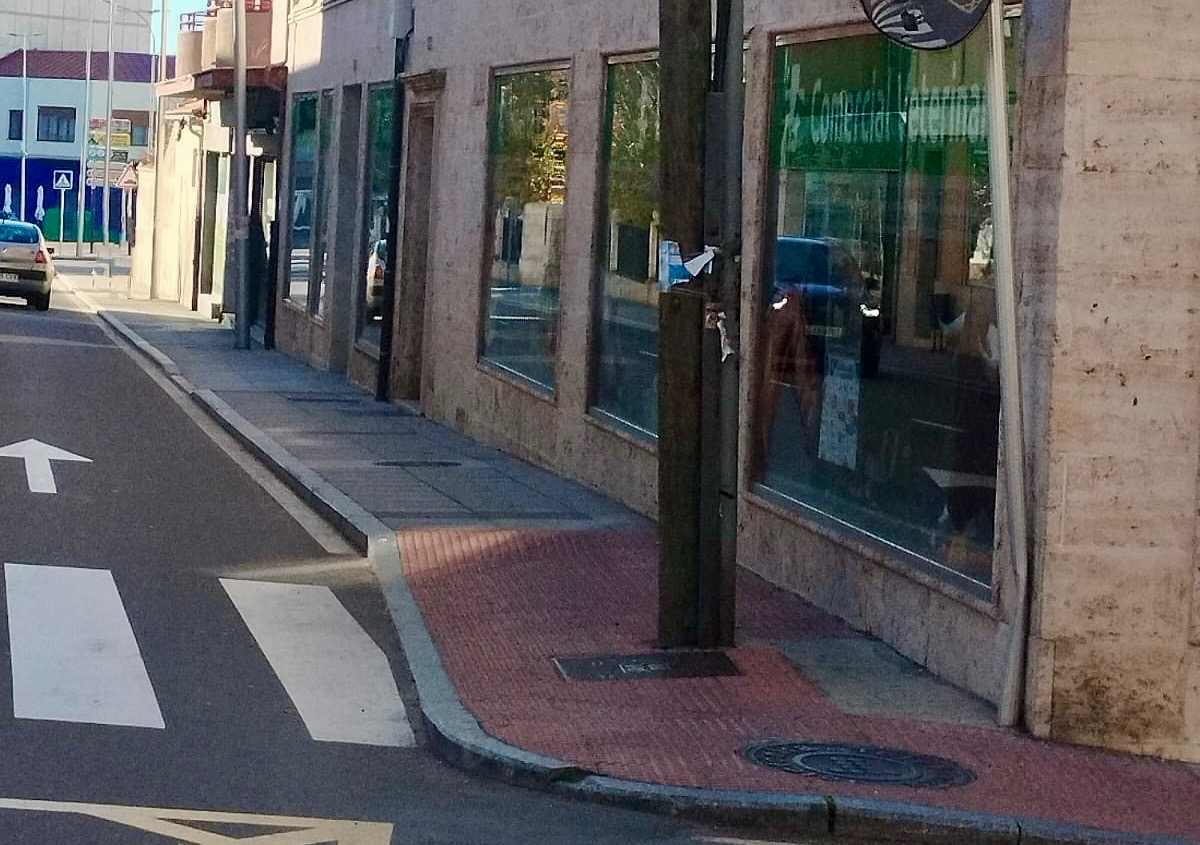 Peñaranda en Común hace un llamamiento para retirar los postes eléctricos y de telefonía del acerado