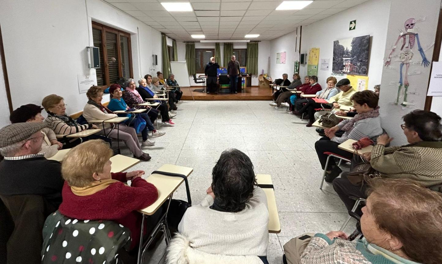 Los Amigos de la Ilusión visitan a los integrantes del Servicio de Mayores de Cáritas