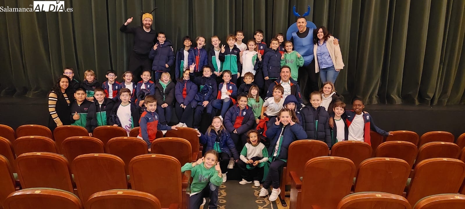 Alumnos del Colegio Misioneras de la Providencia aprenden sobre la naturaleza en el Teatro Liceo
