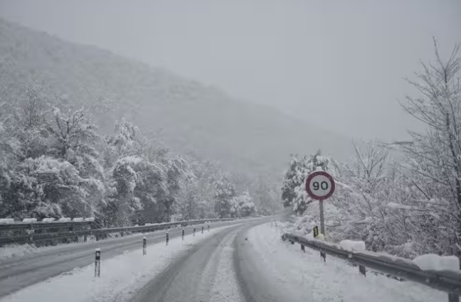 La acumulación de nieve y hielo en la calzada obliga a cerrar cuatro tramos de carreteras de Burgos y Salamanca
