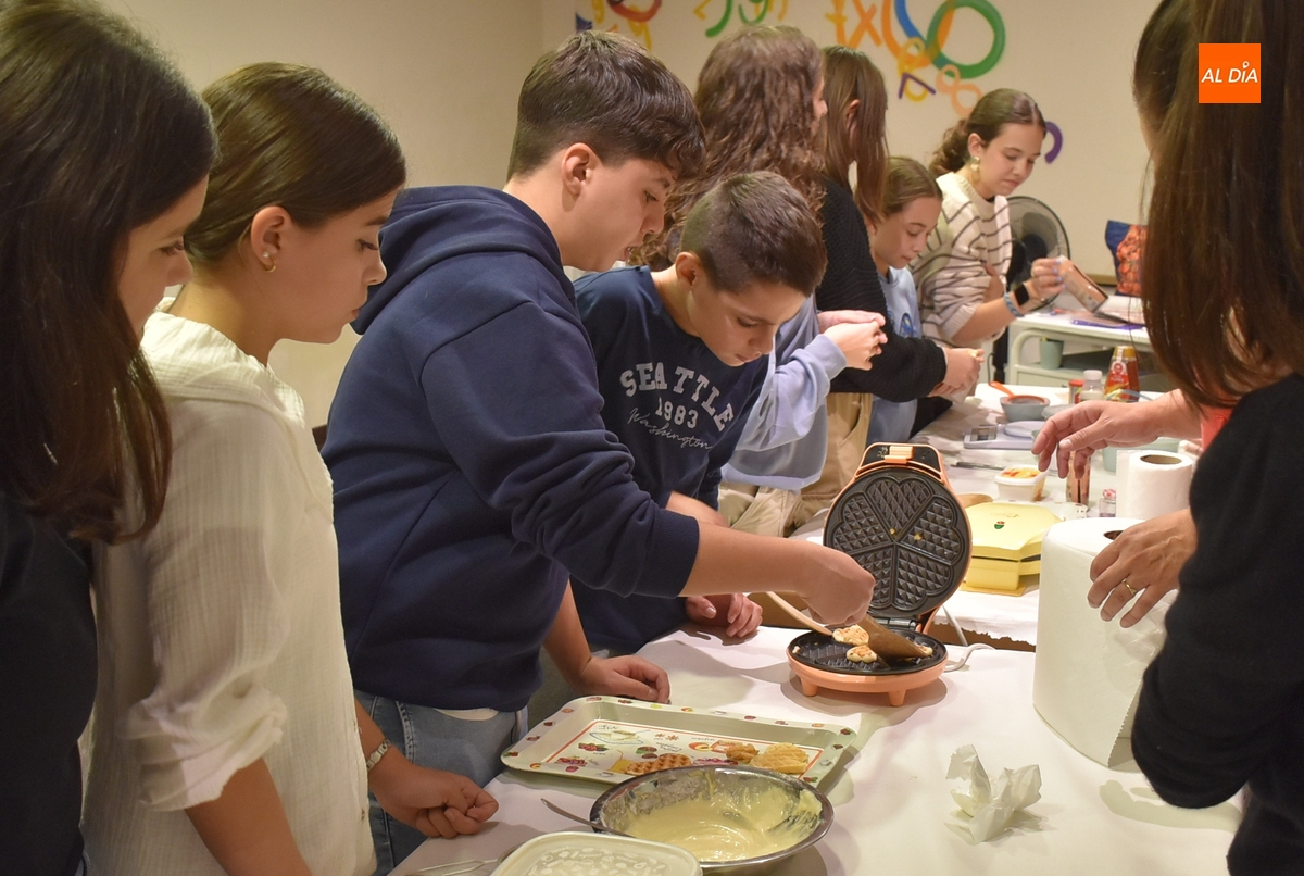 Una quincena de chavales aprende repostería en el marco del programa Jóvenes Activos