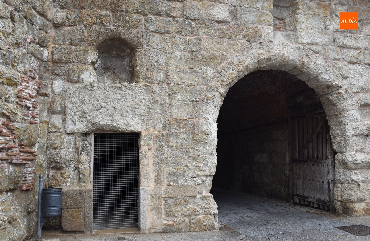 Instalada una rejilla para orear el antiguo almacén de pólvora junto a la Puerta del Conde