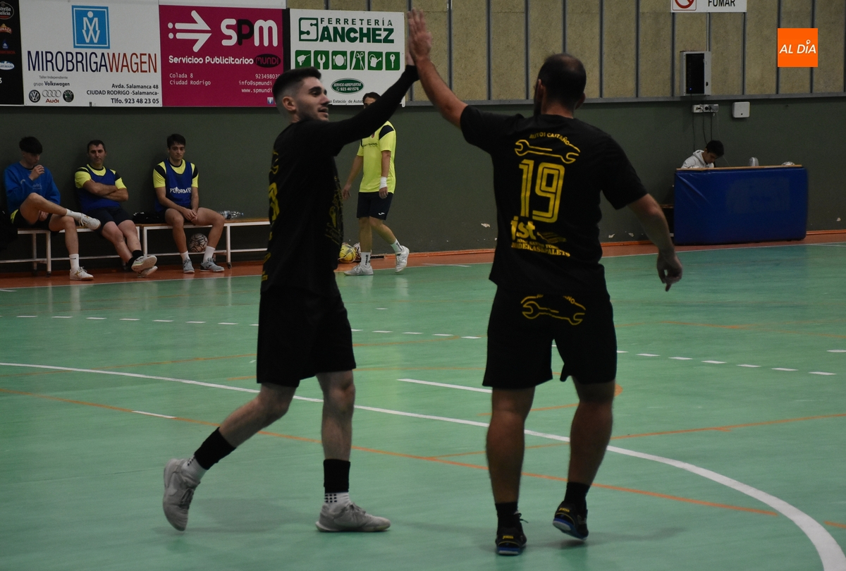 El Miróbriga Futsal sigue 1º de la Liga Futormes tras ganar ante su afición a Navales