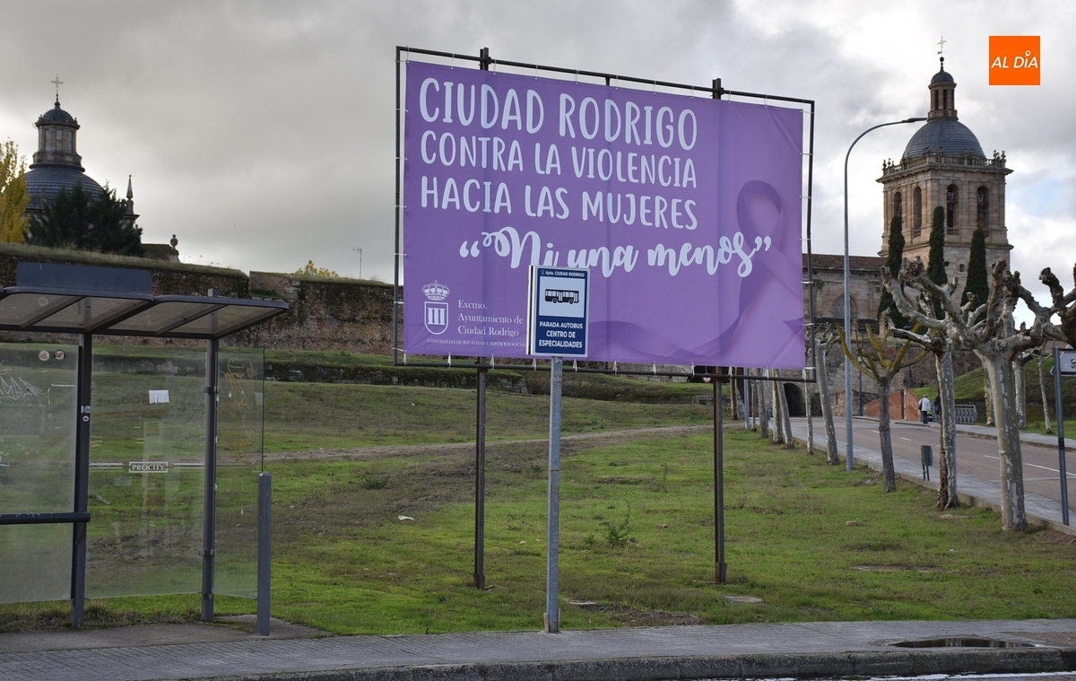 Dispuesta la pancarta con la cual Ciudad Rodrigo grita ‘Ni una menos’