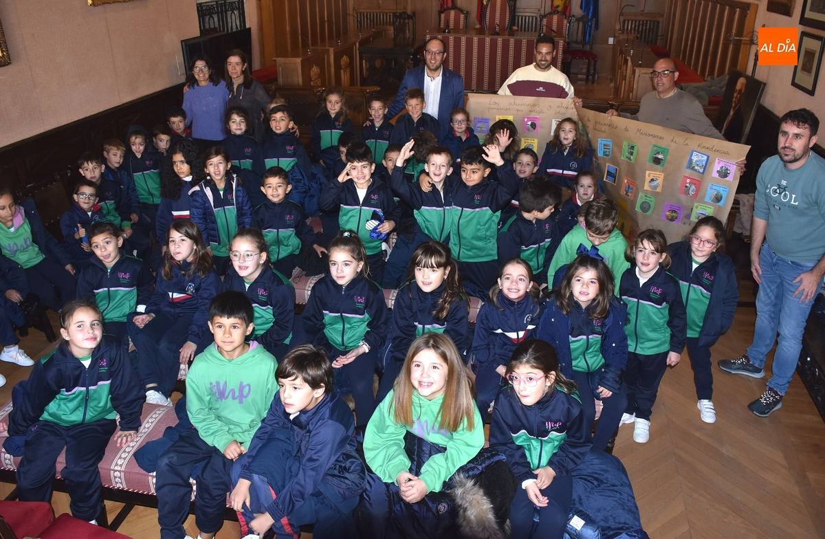 Alumnos de Misioneras visitan el Ayuntamiento dejando un carrusel de peticiones de arreglos