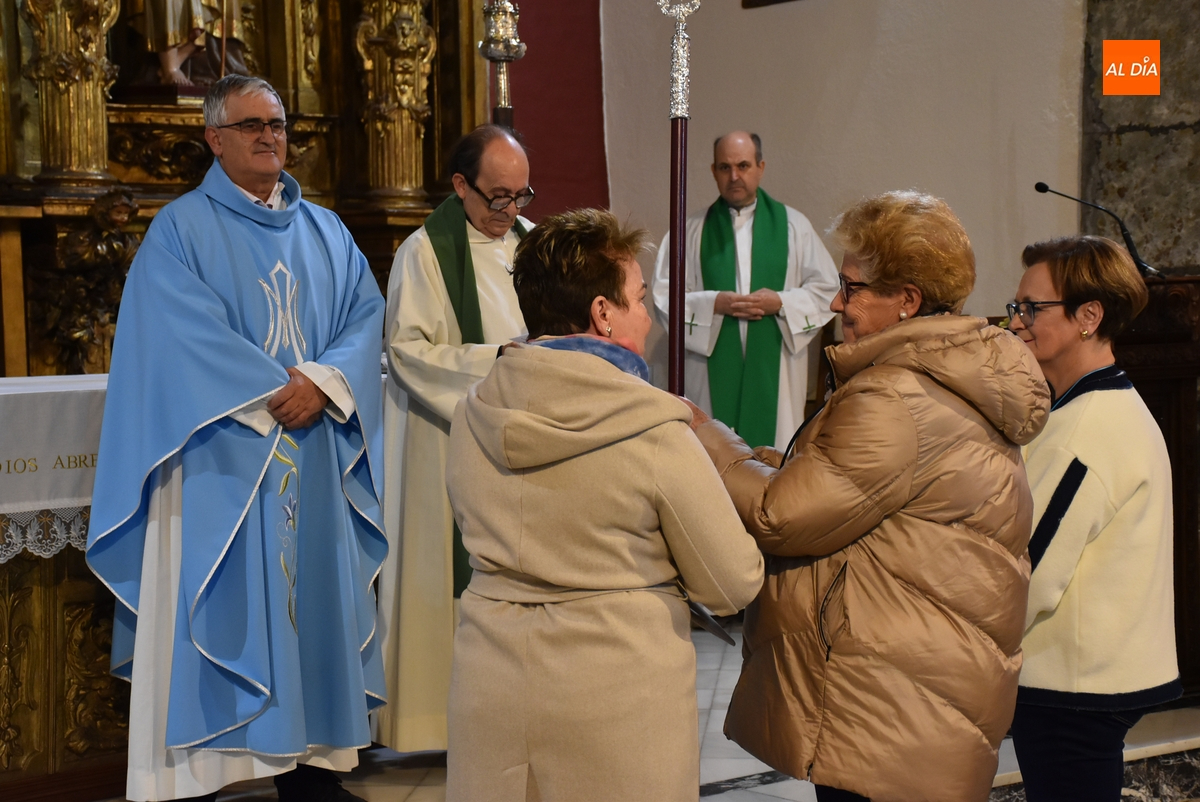 Arranca, estrenando vara de Mayordomía, la novena en honor a la Virgen de la Medalla Milagrosa