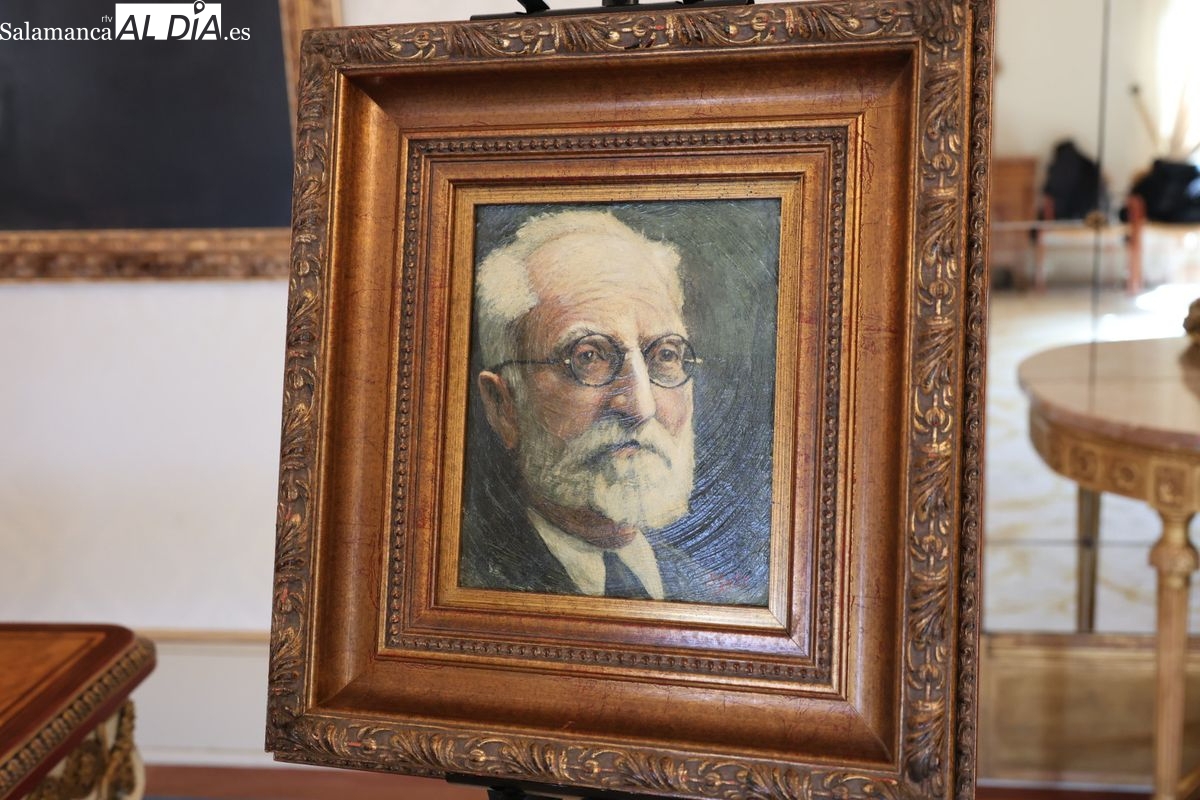 FOTOS | Manuel García Conde, funcionario municipal durante tres décadas en Salamanca, dona al consistorio un retrato de Miguel de Unamuno 