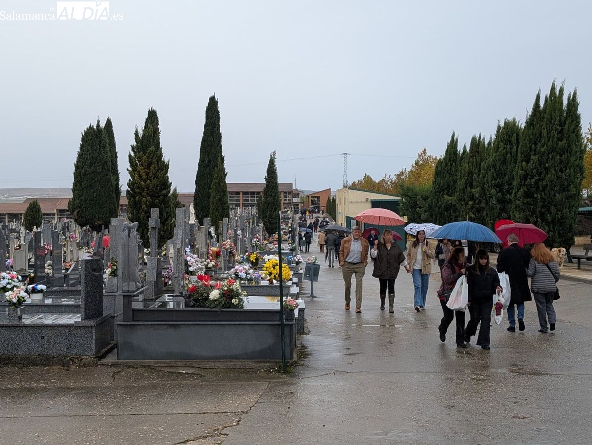 FOTOS | La lluvia no impide el recuerdo a los difuntos en el cementerio de Salamanca