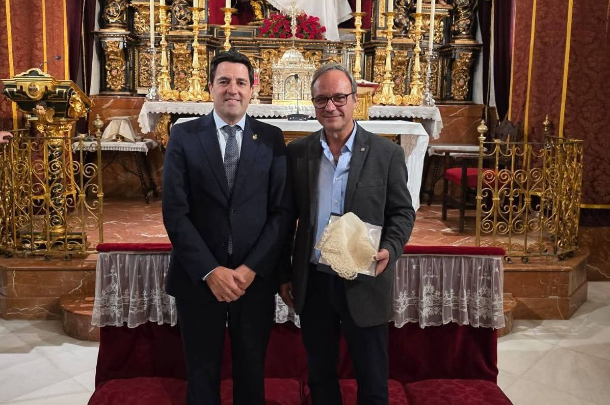 La Hermandad del Baratillo de Sevilla obsequia con un pañuelo del siglo XIX a la Esperanza de Salamanca