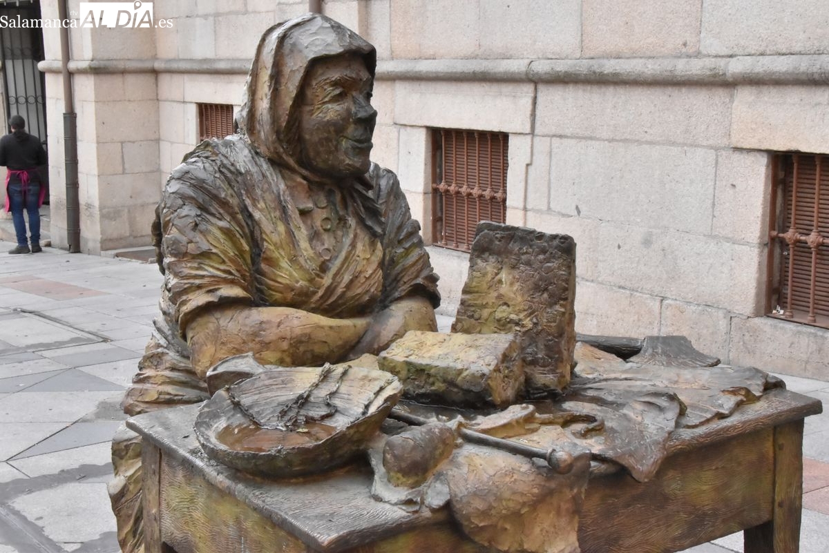 FOTOS | La guardiana de bronce de 600 kilos que anuncia la Navidad en el corazón de Salamanca