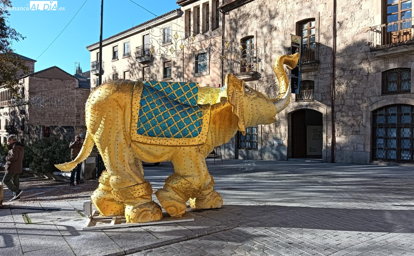 Multa de hasta 750 euros. Identificada por subirse a los Elefantes de la decoración navideña en Salamanca