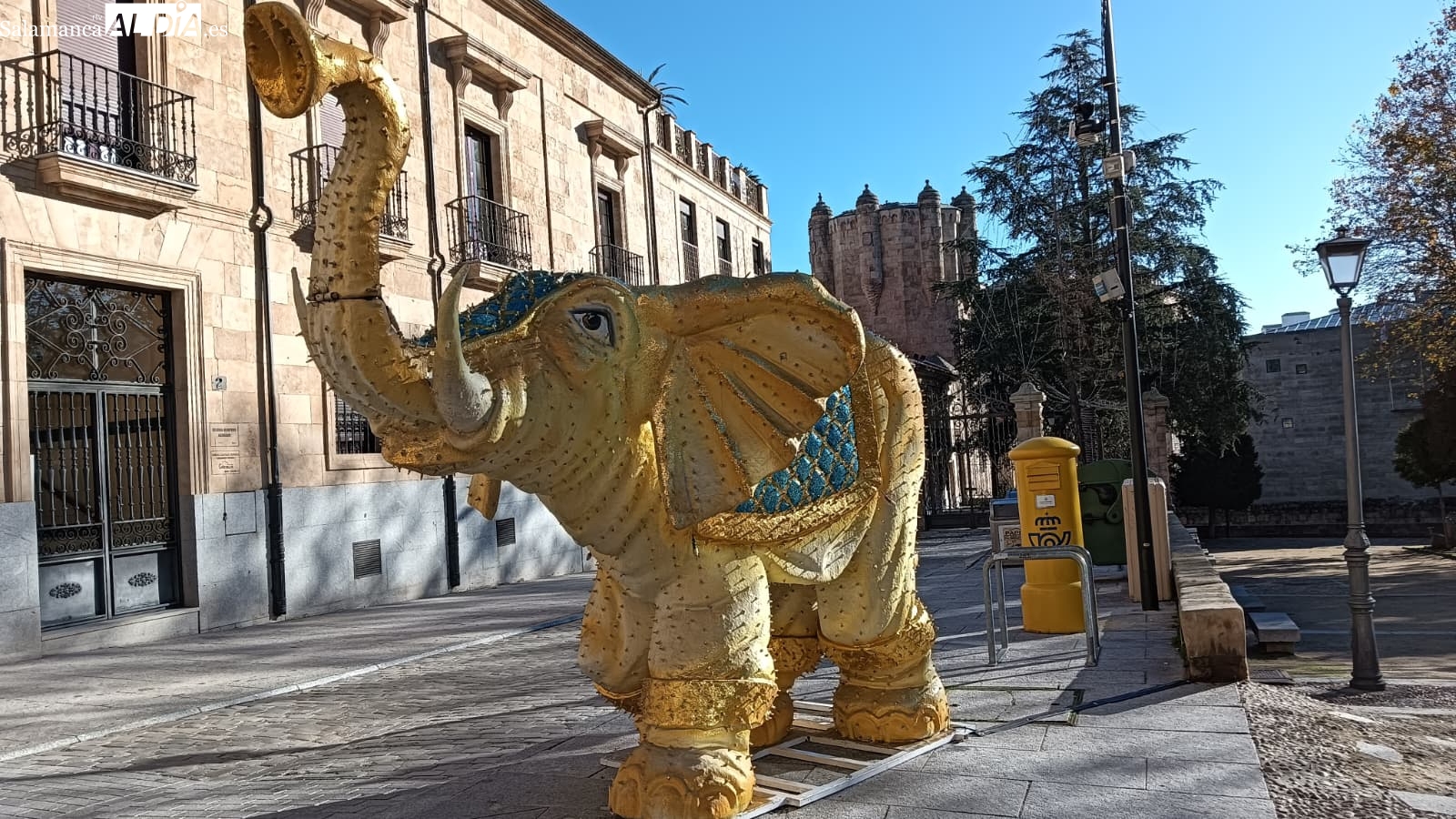 Un elefante a tamaño real, protagonista en la calle San Pablo como adelanto de la decoración navideña