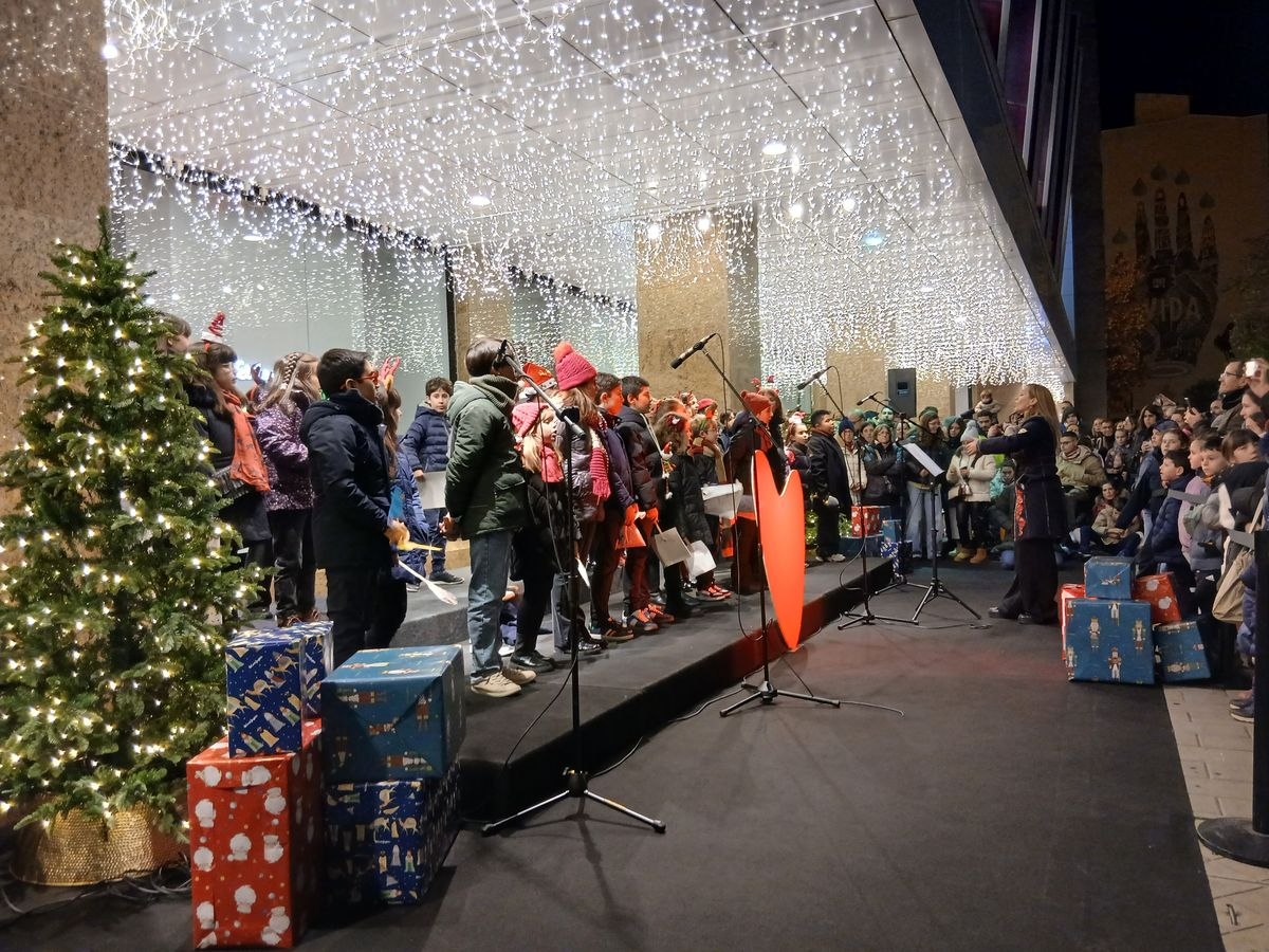 La Navidad llega a El Corte Inglés de Salamanca con un encendido de luces inclusivo y musical