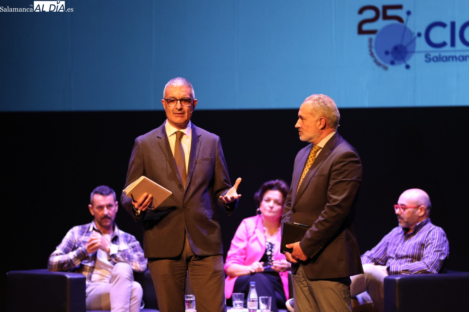 Las voces del cáncer en Salamanca: testimonios y expertos se unen en el Teatro Liceo (FOTOS)