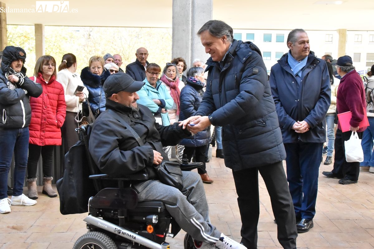 FOTOS | Emocionante entrega de las llaves de 48 viviendas para mayores y personas con movilidad reducida en Capuchinos
