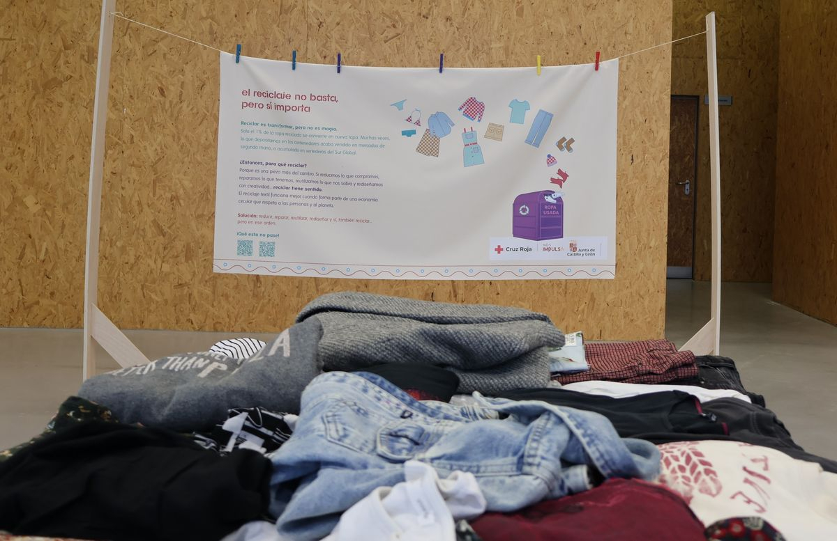 Cruz Roja conciencia en Salamanca sobre la moda rápida con la exposición Mucha Tela