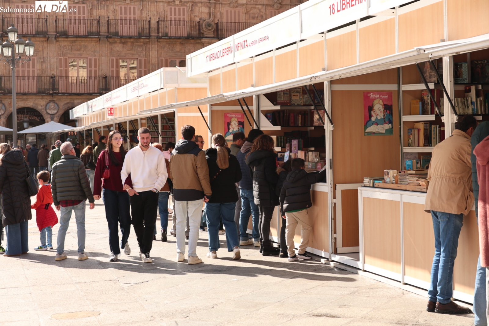 FOTOS | El adiós a la Feria del Libro Antiguo y de Ocasión, un paseo dominical en la Plaza Mayor
