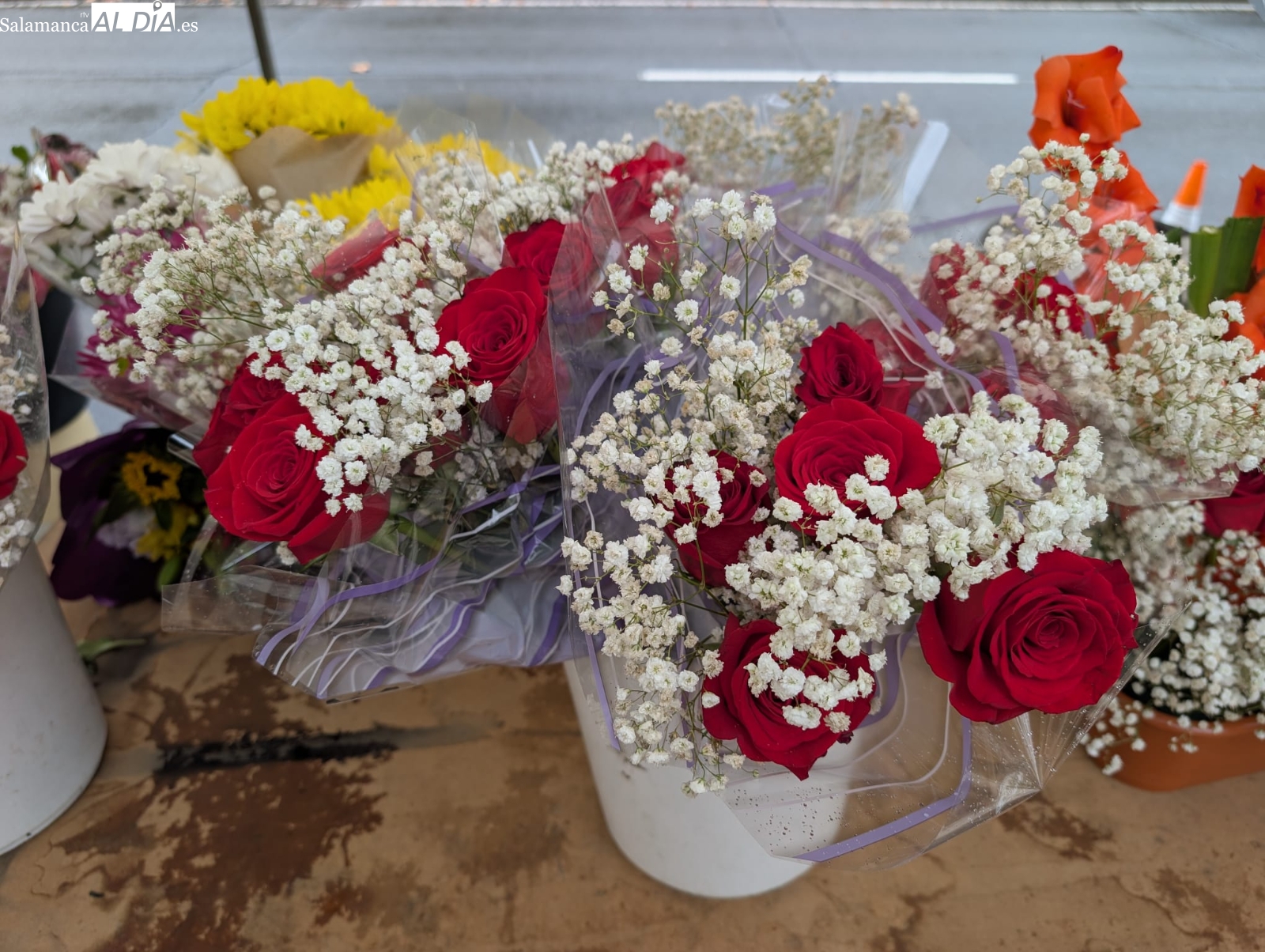 Floristas del cementerio: Es una pena que la tradición vaya a menos. Los jóvenes prefieren Halloween