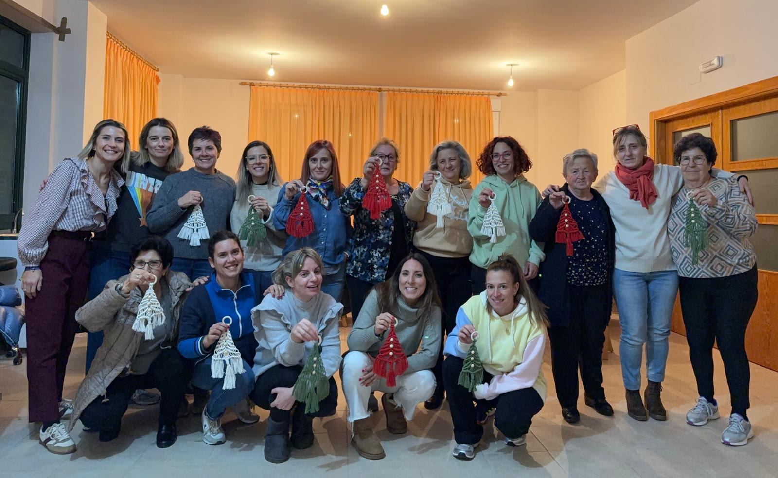 La asociación Las Cabrillas elabora árboles navideños de macramé para decorar fachadas