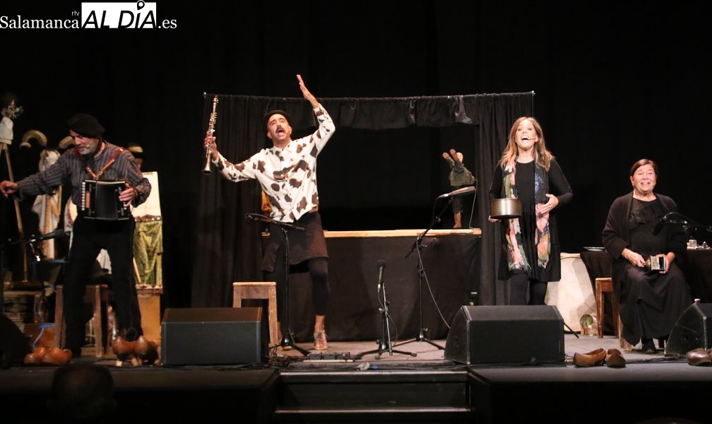 Mayalde y Sergio Olvidado llenan el teatro de Alba con su homenaje a la tradición