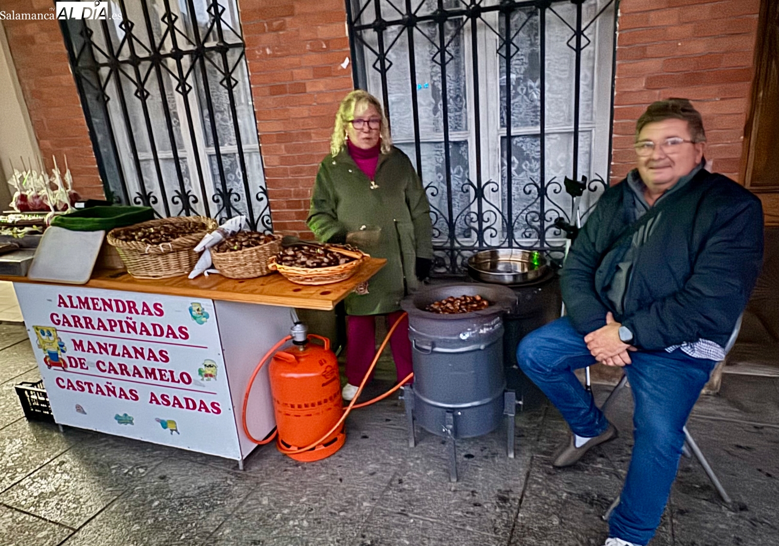 La familia Fernández, alma de la tradición de las castañas asadas en Peñaranda