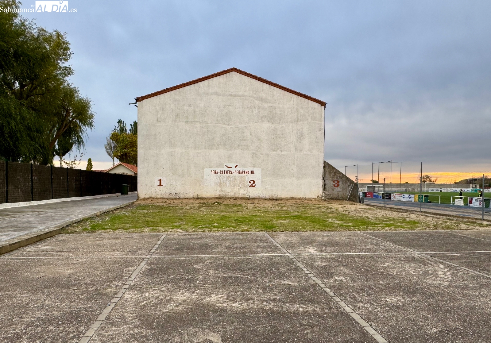 Un cambio en el proyecto sitúa la nueva pista de pádel cubierta en la antigua pista de calva, permitiendo la reforma del pabellón y un nuevo rocódromo
