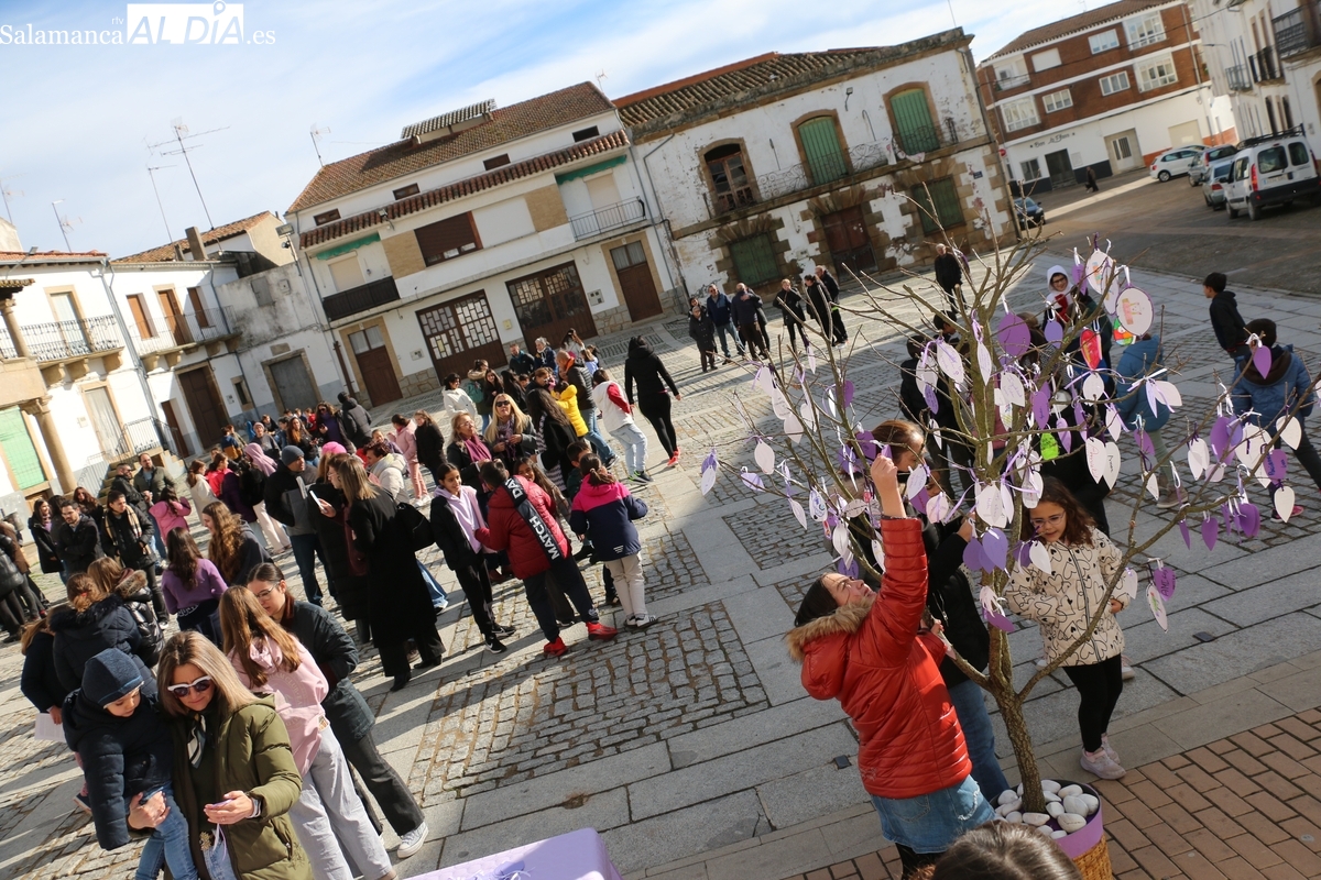 Un Árbol de los Deseos simboliza el compromiso de Lumbrales por un futuro sin violencia machista