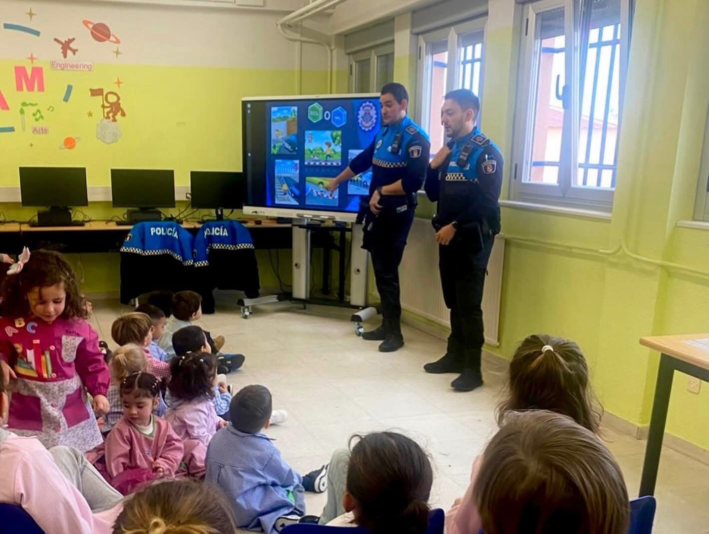 La Policía Local ofrece una charla de educación vial dentro del programa Agente Tutor en el CEIP Severiano Montero