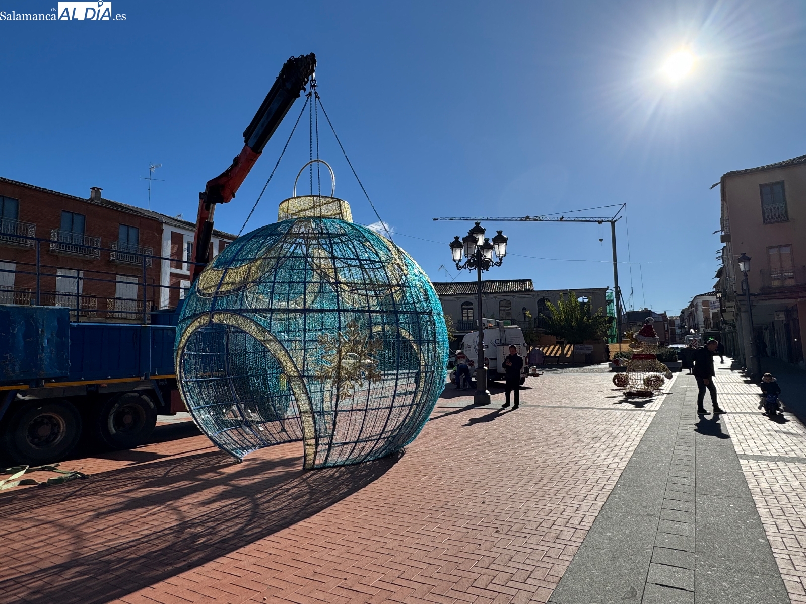 La Navidad llega al centro de la ciudad con los primeros adornos luminosos festivos
