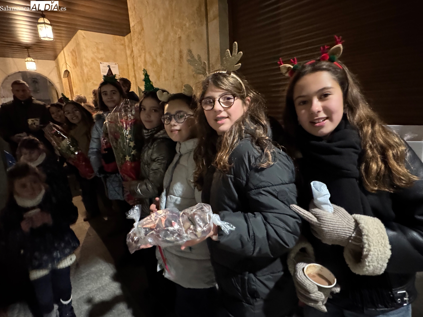 Gran ambiente, luces y chocolate caliente: así arrancan la Navidad en  Babilafuente