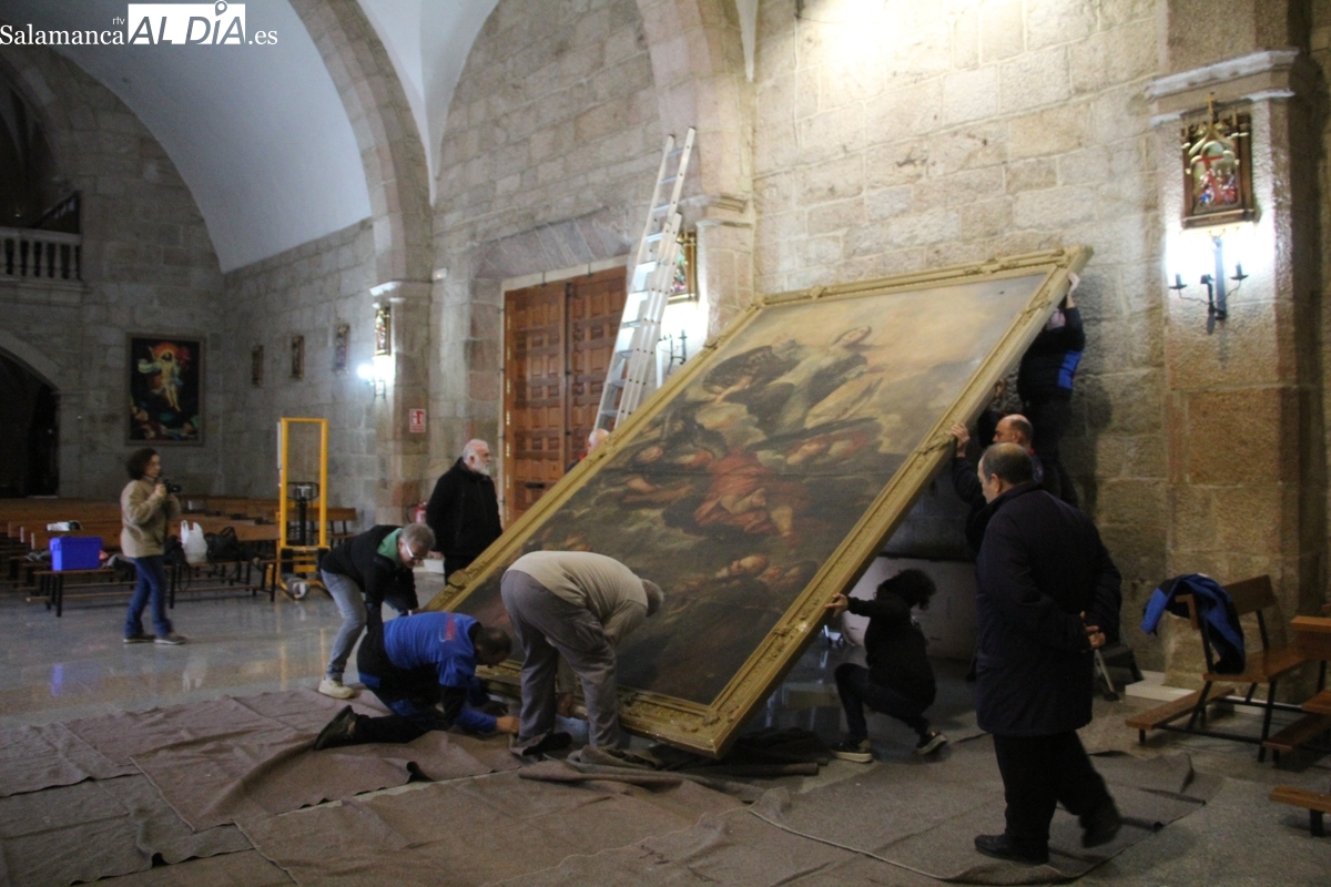 Un siglo después, el monumental lienzo de La Asunción abandona la iglesia de Vitigudino para su restauración