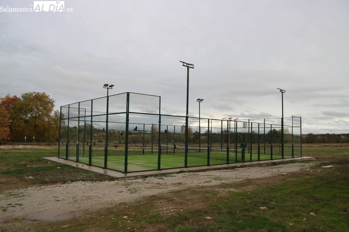 Vitigudino estrena su nueva pista de pádel con un sistema de reserva digital a través de una app