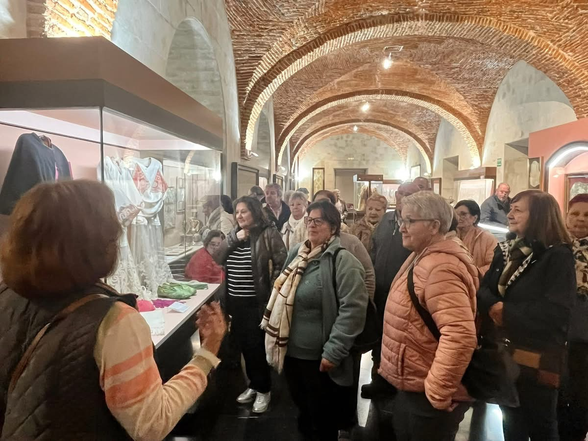 Un amplio grupo de jubilados de Navasfrías disfruta de un día de convivencia en Plasencia