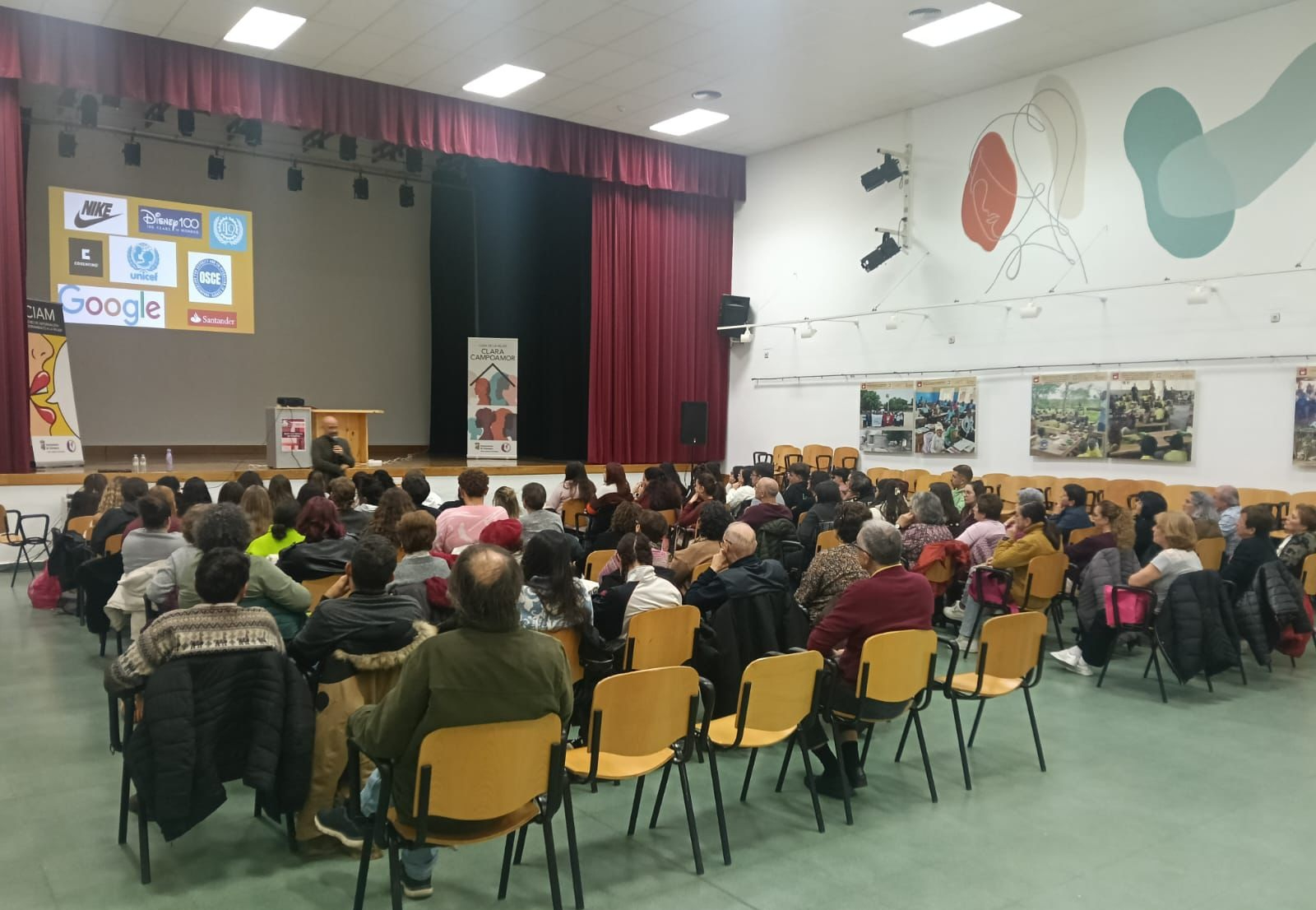 Más de cien personas debaten sobre nuevas masculinidades y corresponsabilidad en Salamanca