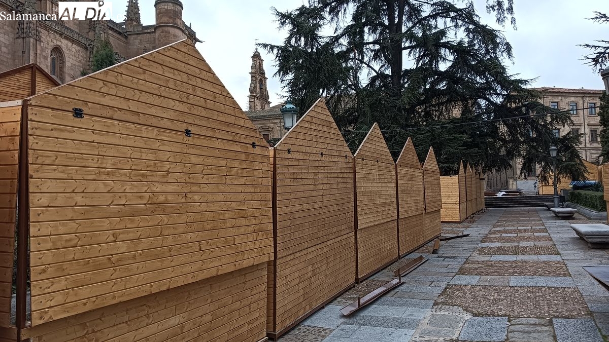 Comienza la instalación de las casetas del Mercado de Navidad en la Plaza de Anaya (FOTOS)
