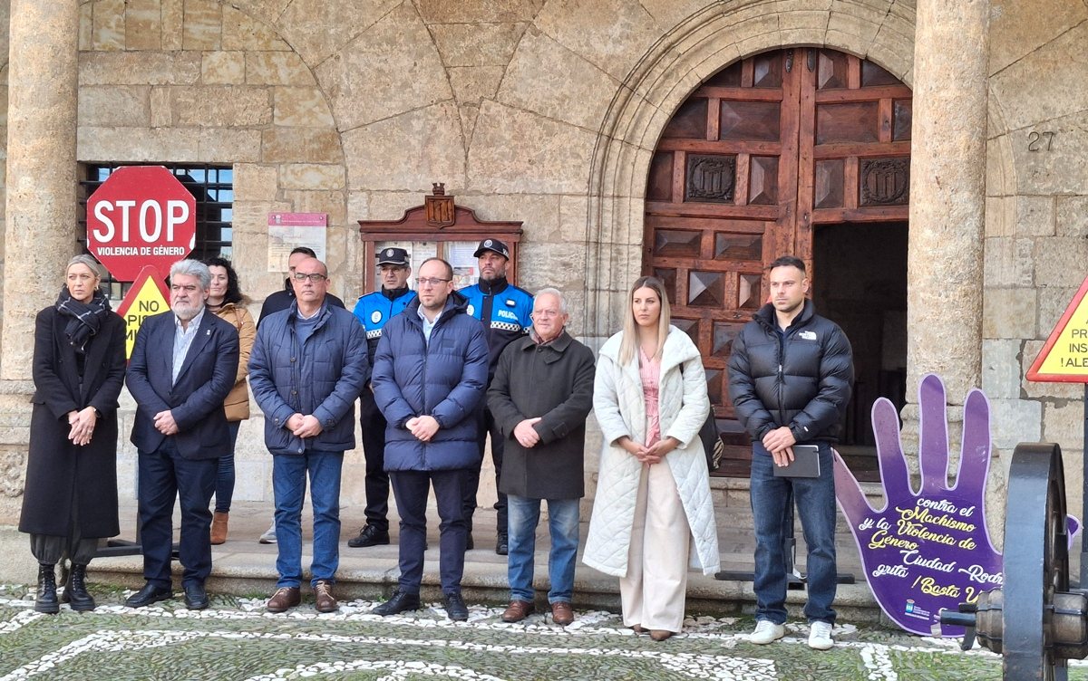 El Ayuntamiento mirobrigense guarda un minuto de silencio por las víctimas de la violencia de género